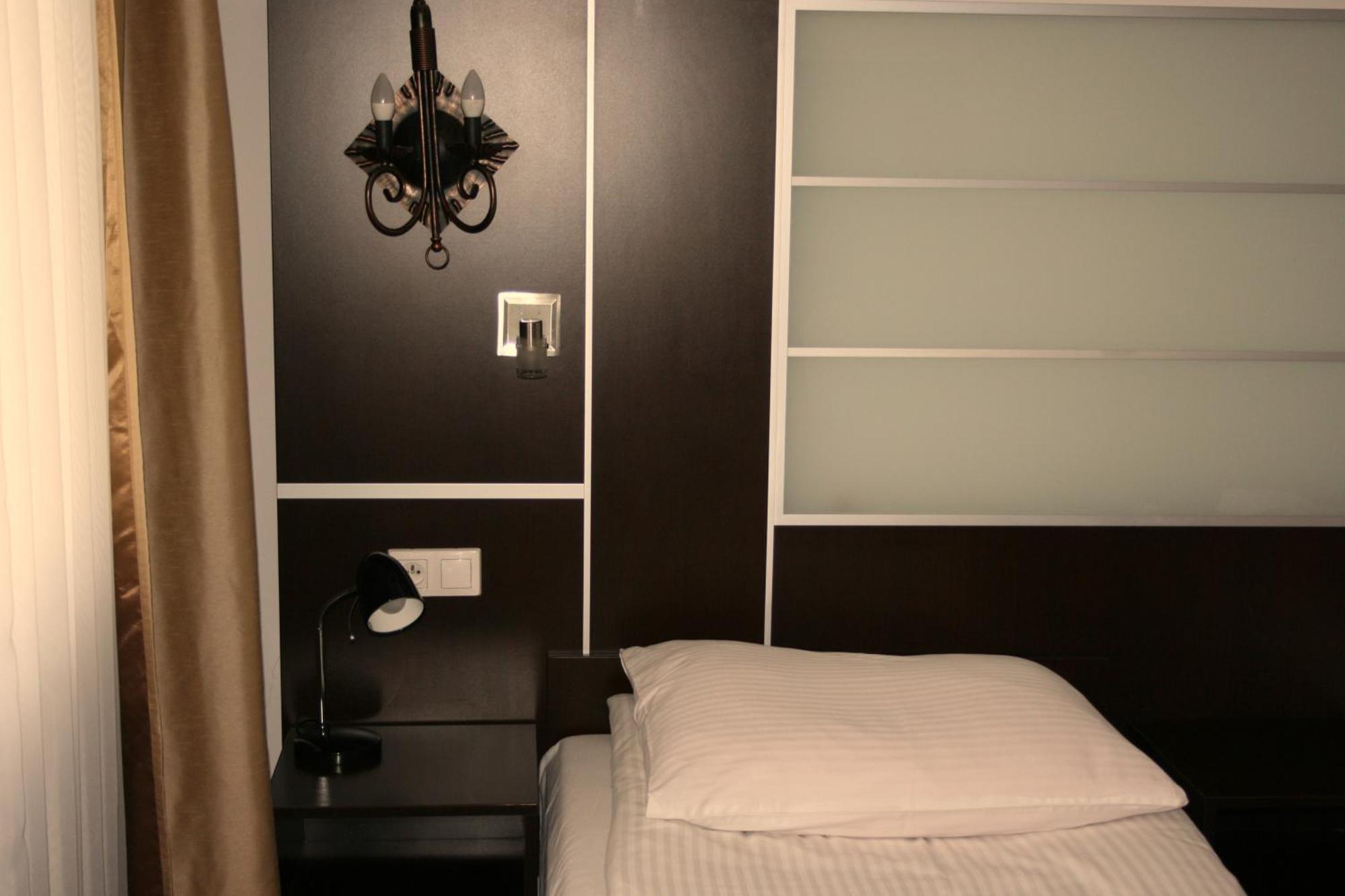 Hotel Junior 2 Krakow Bagian luar foto