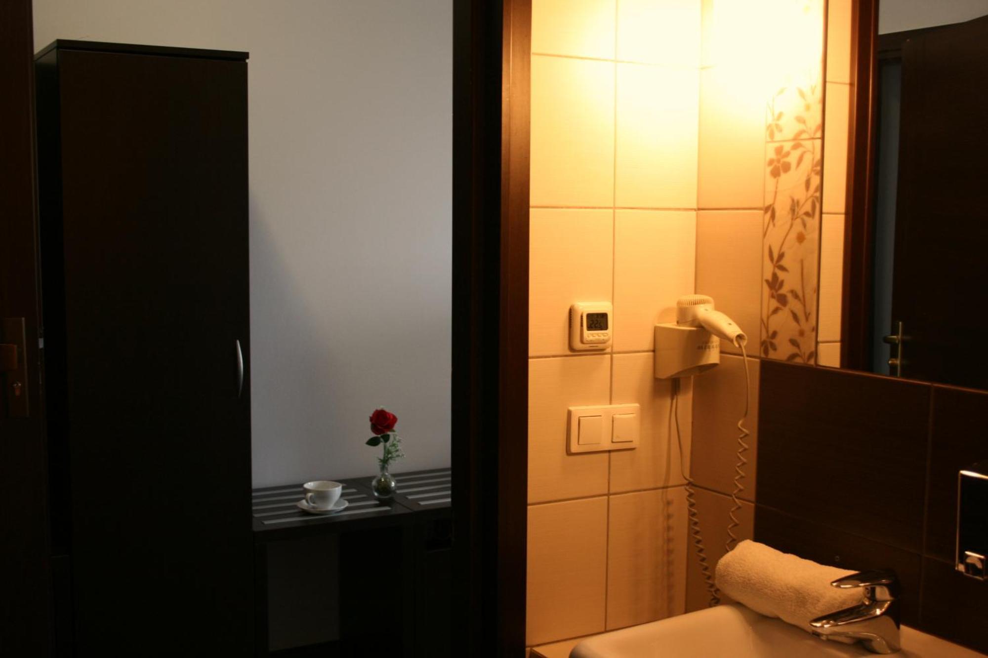 Hotel Junior 2 Krakow Bagian luar foto