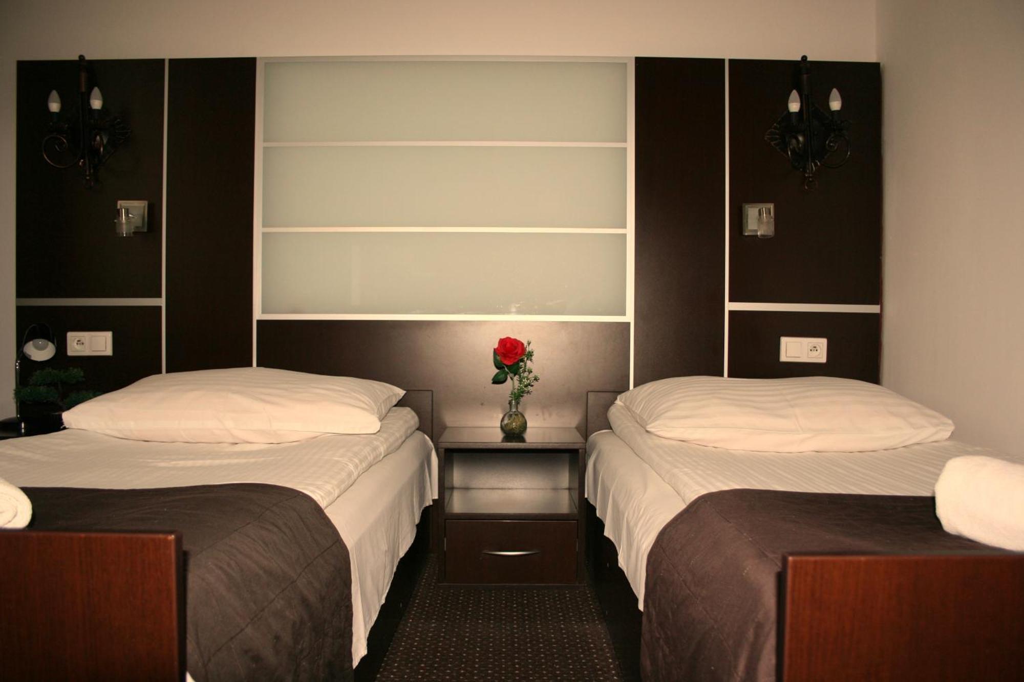 Hotel Junior 2 Krakow Bagian luar foto