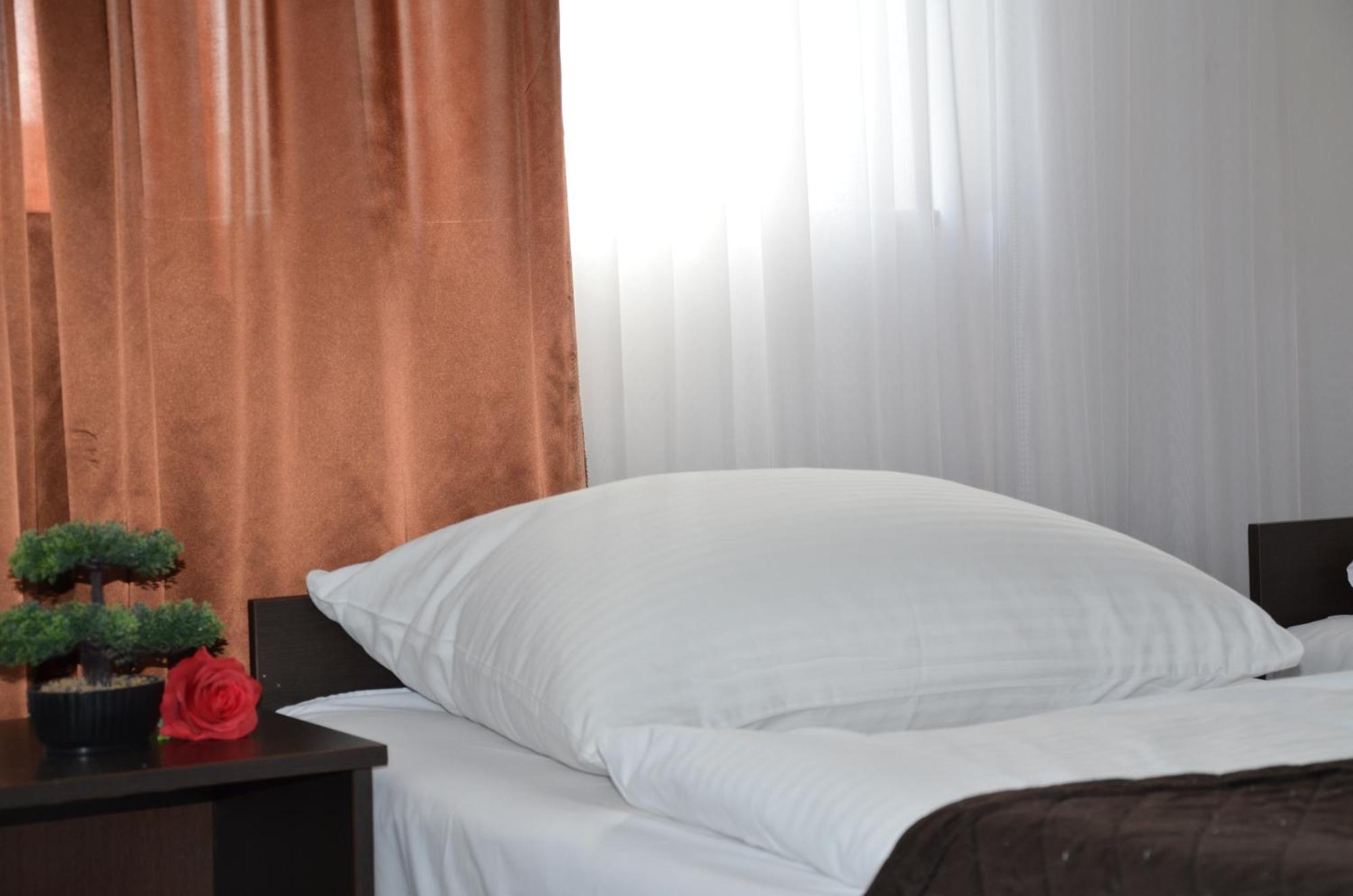Hotel Junior 2 Krakow Bagian luar foto